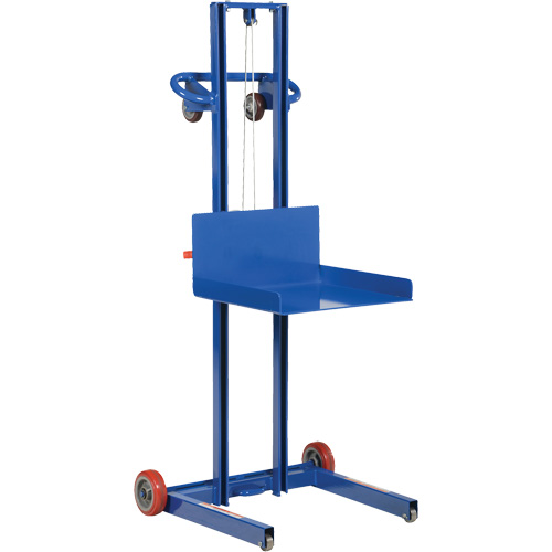 Plateforme &eacute;l&eacute;vatrice &agrave; profil bas pour charge l&eacute;g&egrave;re, M&eacute;canisme Treuil manuel, Capacit&eacute; de 400 lb, Levage max de 55" Cintas