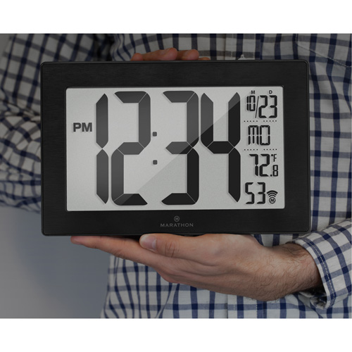 Horloge murale &agrave; r&eacute;glage et ajustement automatiques avec support, Num&eacute;rique, &agrave; piles, Noir Cintas