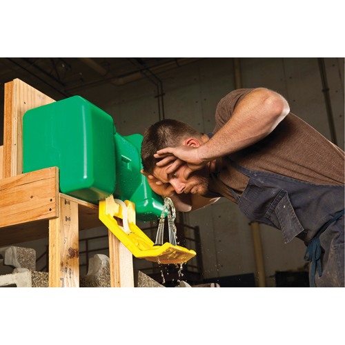 Poste de douche oculaire, Aliment&eacute; par gravit&eacute;, Capacit&eacute; 9 gal., Conformit&eacute; ANSI Z358.1 Cintas