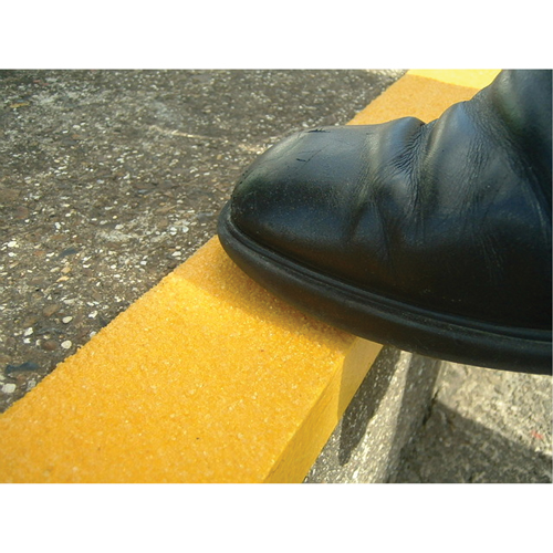 Rebords de marches antid&eacute;rapants Safestep, 2,75" la x 32" lo, Jaune Cintas