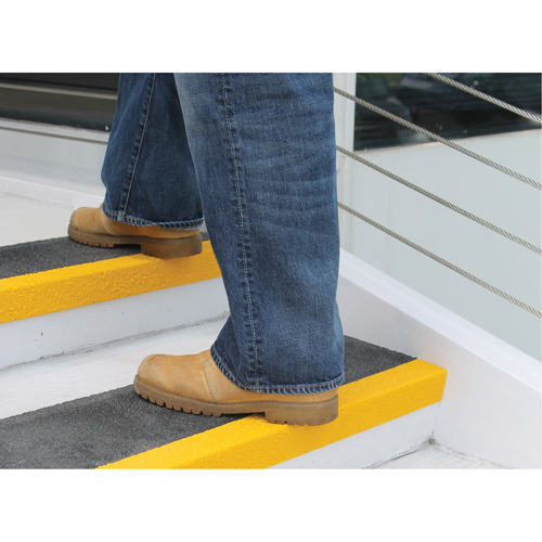 Rebords de marches antid&eacute;rapants Safestep, 10" la x 32" lo, Noir & jaune Cintas