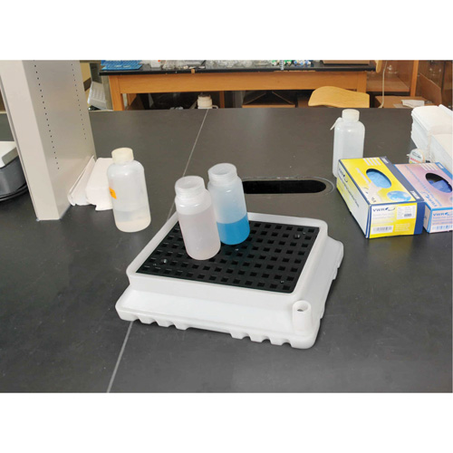 P4 Ultra-Spill Tray&reg;, 17" L x 21" W x 4" H, 2.9 US gal. Spill Capacity Cintas