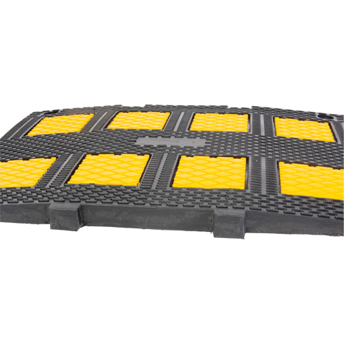 Middle Speed Hump, Rubber, 3' L x 20" W x 2" H Cintas