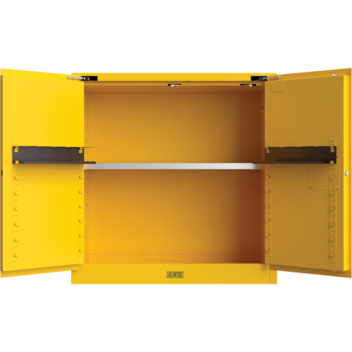Armoire de s&eacute;curit&eacute; pour produits inflammables Utili-Guard+, 30 gal., 1 Porte(s), 43" La x 44" h x 22" p Cintas