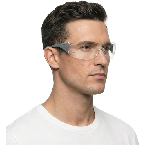 Lunettes de s&eacute;curit&eacute; gris/vert Adapt Lite, Lentille Transparent, Antibu&eacute;e/Anti-&eacute;gratignures, ANSI Z87+/R&eacute;pond ou surpasse la norme CSA Z94.3 Cintas