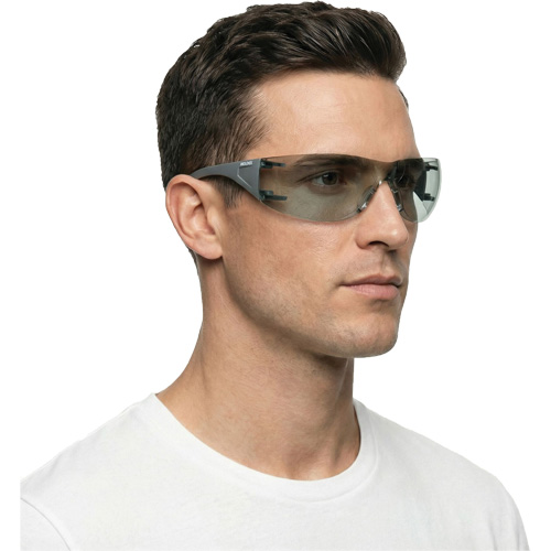 Lunettes de s&eacute;curit&eacute; Adapt Lite, Lentille Int&eacute;rieur/ext&eacute;rieur, Antibu&eacute;e/Anti-&eacute;gratignures, ANSI Z87+/R&eacute;pond ou surpasse la norme CSA Z94.3 Cintas