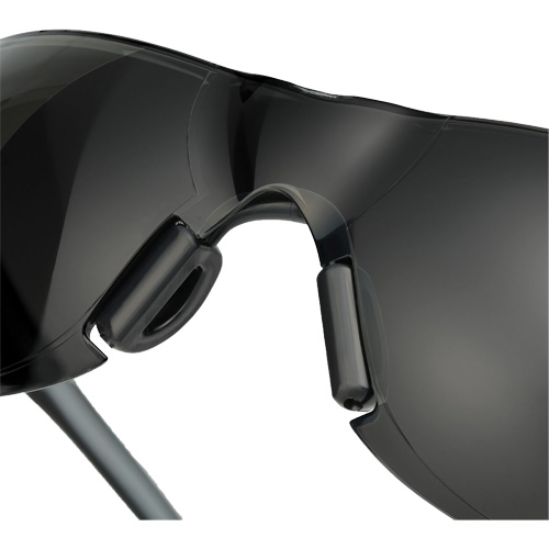 Lunettes de s&eacute;curit&eacute; Adapt Lite, Lentille Fum&eacute;e, Antibu&eacute;e/Anti-&eacute;gratignures, ANSI Z87+/R&eacute;pond ou surpasse la norme CSA Z94.3 Cintas