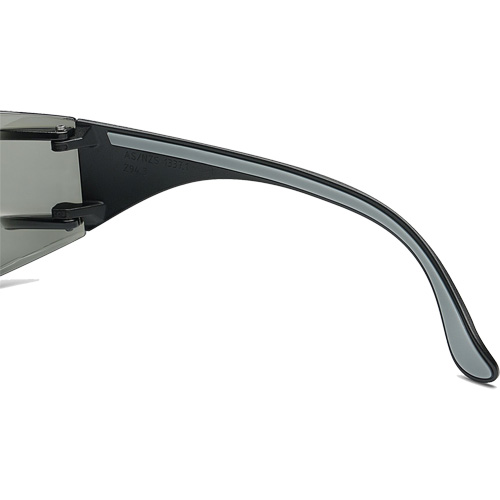 Lunettes de s&eacute;curit&eacute; Adapt Lite, Lentille Fum&eacute;e, Antibu&eacute;e/Anti-&eacute;gratignures, ANSI Z87+/R&eacute;pond ou surpasse la norme CSA Z94.3 Cintas