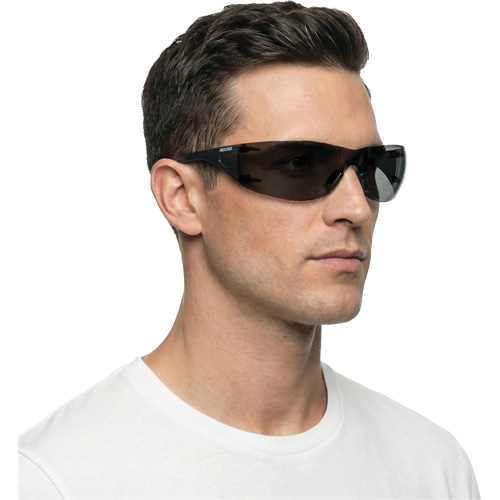 Lunettes de s&eacute;curit&eacute; Adapt Lite, Lentille Fum&eacute;e, Antibu&eacute;e/Anti-&eacute;gratignures, ANSI Z87+/R&eacute;pond ou surpasse la norme CSA Z94.3 Cintas