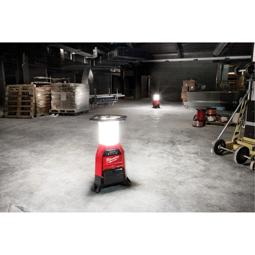 Lampe de chantier M18 Radius et chargeur avec One-Key, DEL, 4800/9000/2500 lumens, Boîtier en Plastique Cintas