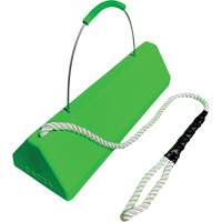 Cale de roue pour avion Checkers Safety SafeRay avec poign&eacute;e &agrave; c&acirc;ble avec cordage en boucle, Ur&eacute;thane, Vert fluorescent, 24" la x 8" p x 6" h Cintas