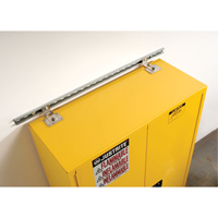 Attache de retenue contre les s&eacute;ismes pour armoire Sure-Grip Ex pour produits inflammables Cintas