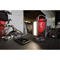Projecteur &agrave; faisceau large pour entretien et r&eacute;paration avec chargeur USB M12 Rover, DEL, 700 lumens Cintas