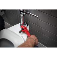 Cl&eacute; &agrave; tuyau hexagonale coud&eacute;e en acier, Cap des m&acirc;choires 2-5/8", Longueur 10-1/2", Fini Rev&ecirc;tement en poudre, Prise Ergonomique Cintas
