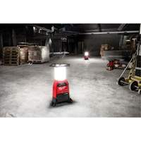 Lampe de chantier M18 Radius et chargeur avec One-Key, DEL, 4800/9000/2500 lumens, Boîtier en Plastique Cintas